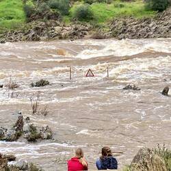 Meine zwei heutigen Begleiterinnen schauen zur Aussichtsplattform des Wasserfalls hinaus