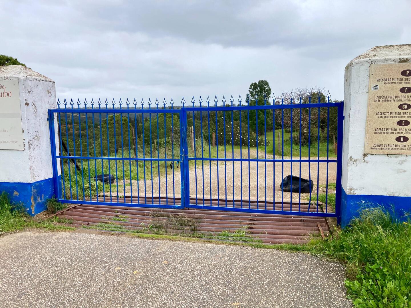 Hinter diesem Tor startet der Weg