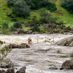 Eine zweite Plattform - die Schlucht und der Wasserfall sind komplett überschwemmt