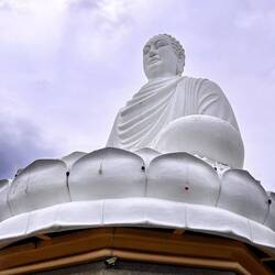 Diesen Buddha kann über 152 Stufen erreichen oder einfach mit dem Moped hoch fahren ✌🏻