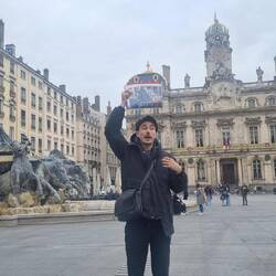 Free GuruWalk Guide Quentin, der zeigt das Freiheitsstatue und Fountain vom selben Architekten sind