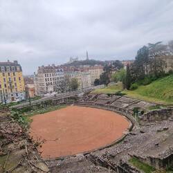 Altes Amphitheater, damals 2000 Leute fassend, heute eingezäunt, mit 3 Katzen 🐱 ;)