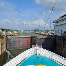 der Wasserspiegel in der Schleusenkammer steigt