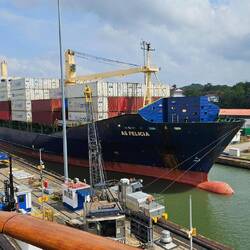 Gegenverkehr in der benachbarten Schleusenkammer