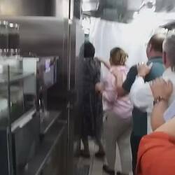 Polonäse durch Restaurant und Küche