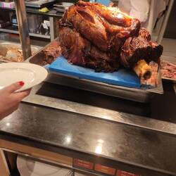 Une belle cuisse de bœuf au buffet de l'hôtel
