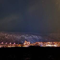 Blick aufs andere Ufer zur Eismeerkathedrale