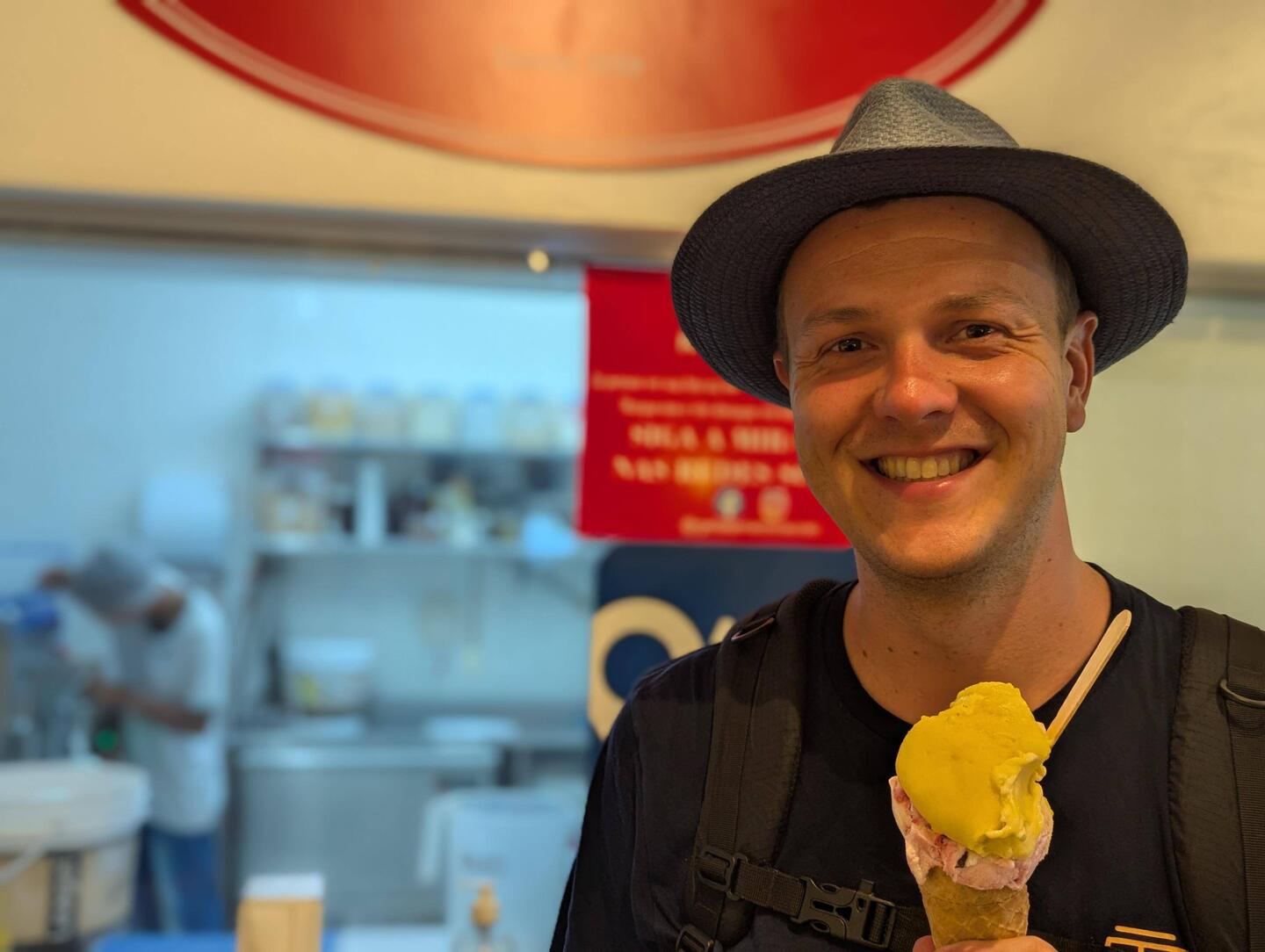 Happy Benno mit (muss "sogar" Mona sagen) sau leckerem brasilianischen Eis. Mag Benno. Mag Mona. 😍