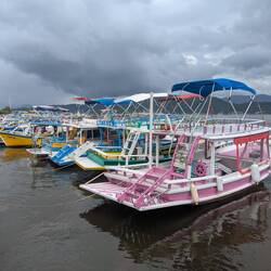 Oh und es gibt ganz viele tolle (bunte) Bootiis! Wohl auch "Einzugsgebiet" wohlhabender Brasilianer.