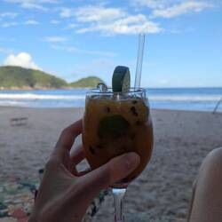 Verdienter Jorge Amado. Ein hier sehr beliebtes Getränk mit cachaça, 🍋‍🟩 und Passionsfrucht. Löcka