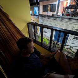 Chilling in a Hammock - im wunderbaren Hostel Zimmer.
