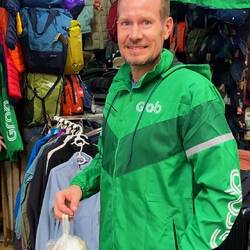 Aron kauft sich noch eine dünne Jacke