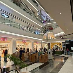 Wirkt Indonesien allg. noch recht arm. Die Glitzermall muss sein.