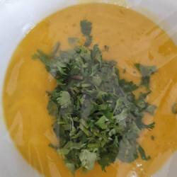 Mangosauce mit Ananas, Ingwer, Zwiebel, Limette Knoblauch, Chili und Korianderwurzel