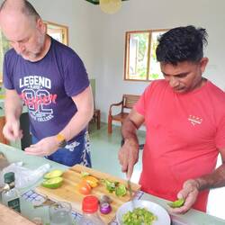 Roshana und Dirk andächtig bei der Arbeit