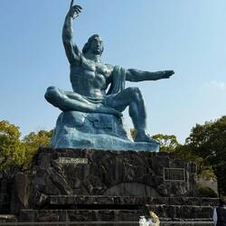 The right hand points to the danger of nuclear weapons, the left symbolizes eternal peace