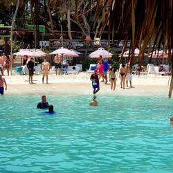 Not to our taste: crowded beaches, Latin pop with maximum bass... Rosario Island.