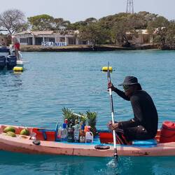 The floating and mobile bar, Rosario Island.