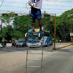 Common in South America: acrobatic show at traffic lights.