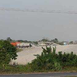 Nur allmählich tauchen einige Industriegebiete auf