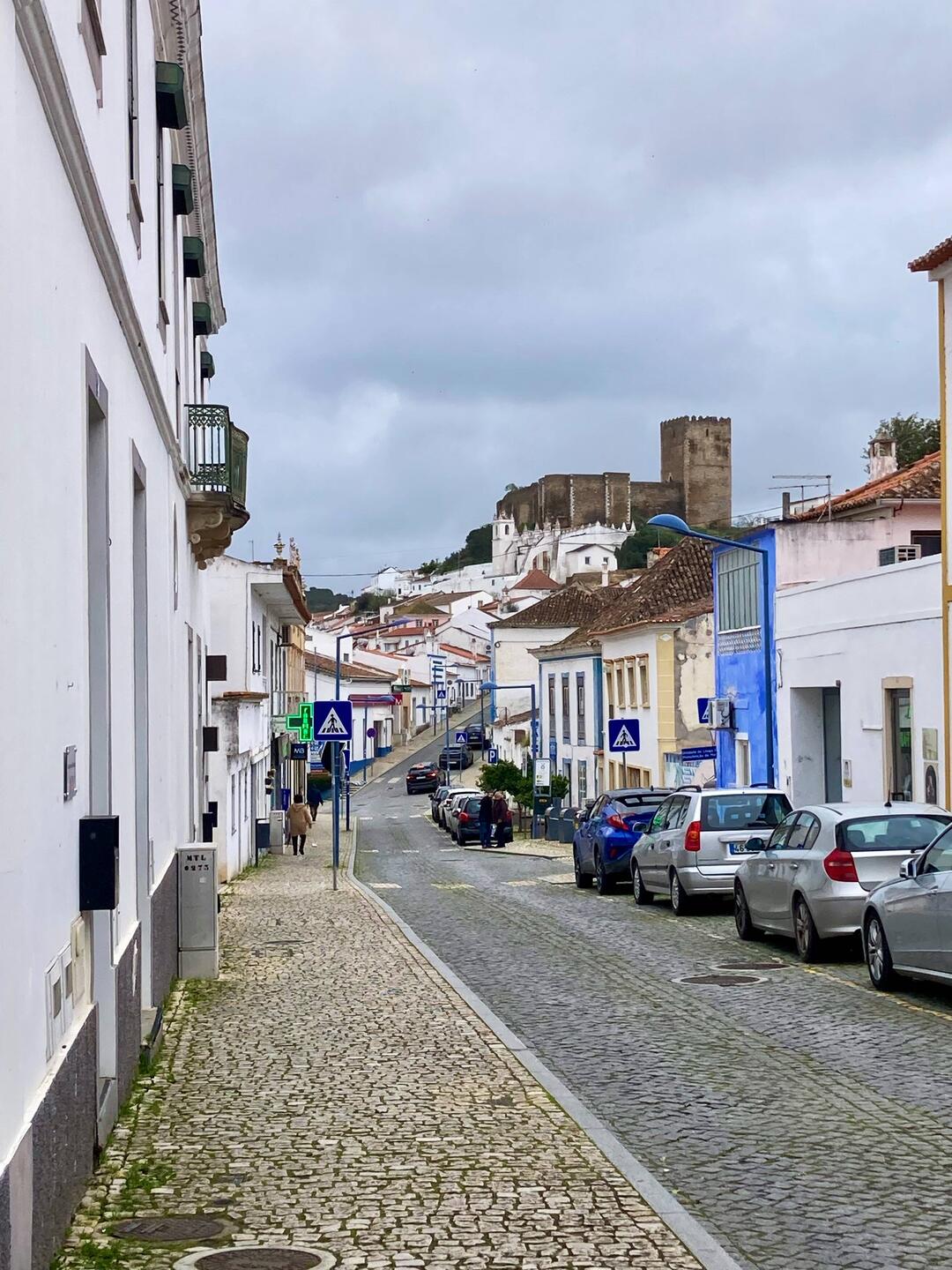 Hauptstrasse mit Schloss