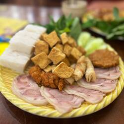 Tofu, Reisnudeln, Schwein, Huhn und Frühlingsrollen