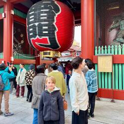 Oliver ved den store lanterne - han vil gerne have præcis sådan én på sit værelse 😅
