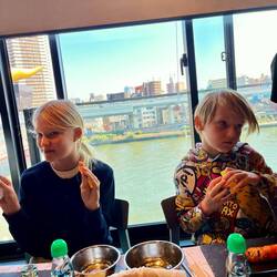 Øvelse i at holde rigtigt på fisken til nigiri