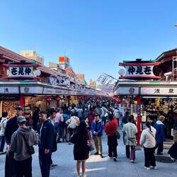 SÅ. MANGE. MENNESKER. !!!