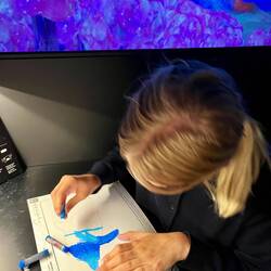 Josefine i gang med at farvelægge en delfin, så den kunne blive en del af et værk