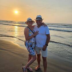 Date am Strand von Cartagena bei Sonnenuntergang