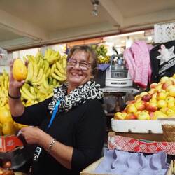 Sylvia versucht sich als Obstverkäuferin