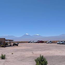 Roter Truck ist uns, Vulkane im Hintergrund