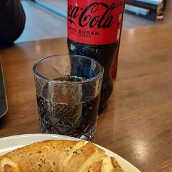 Nach Henros rigoroser Intervention habe ich dann mein Coke Zero doch aus dem Glas getrunken😆