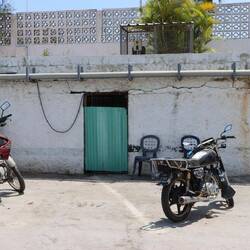 Klopft man an dieser Tür, wird einem die Wäsche gewaschen (außer sonntags)