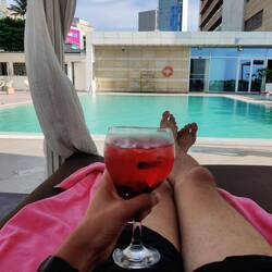 Am Hotelpool ändert sich über Stunden...