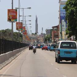 ...schon von weitem am Neto-Denkmal erkennbar