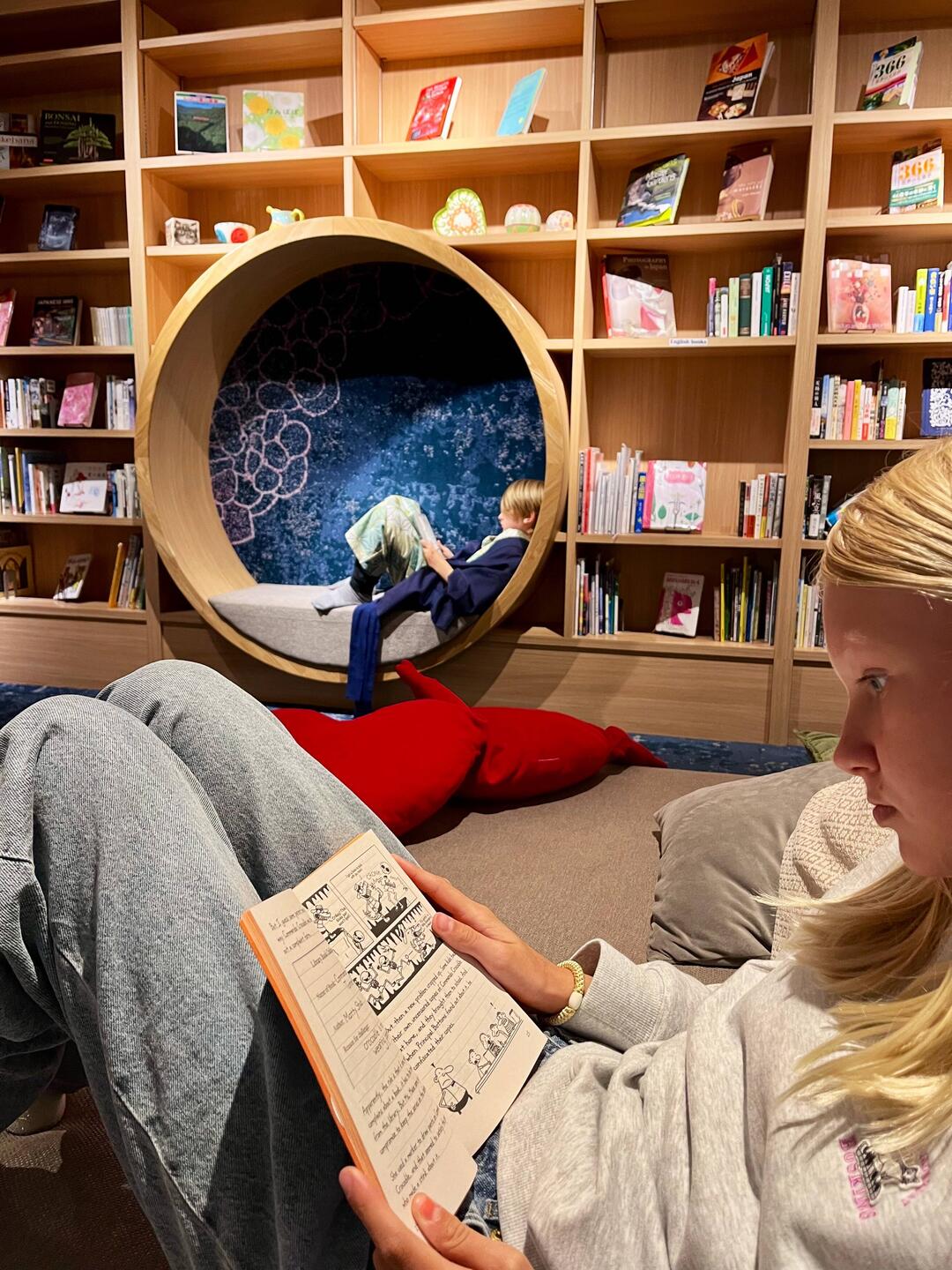 Små læseheste i biblioteket på vores hotel 📚