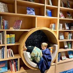 Ollie lever sig bedste japanske liv i disse dage 📚🤓🥰