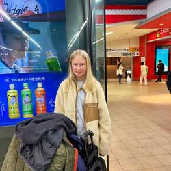 Taskepassere på Shinjuku Station, men drengene gik på jagt efter snacks (aldrig gå ned på snacks ✌🏼)