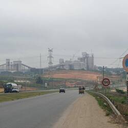 Große Industrie kurz vor Abidjan