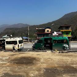 Der grüne Flitzer hat uns sicher und in schnellen 7,5 Stunden nach Besisahar gebracht