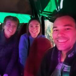 Um 6 Uhr morgens ging die Fahrt von Kathmandu nach Besisahar los, 17 Nepalis und wir 😂