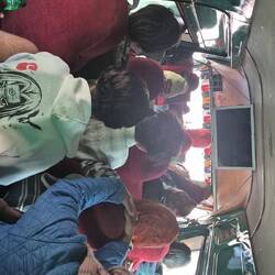 16 Sitze, 20 Personen 😂 willkommen in Nepal