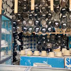 Un atelier de réparation de chapeaux. Ici les gens gardent leur chapeau toute une vie 🤠