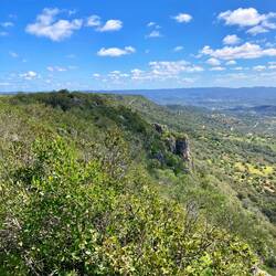 Links oben das Hochplateau, steil abfallend die Bruchkante