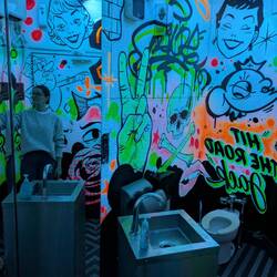 Die verrückte Toilette im Café