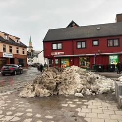 Wozu braucht man schon einen Bürgersteig? Ach ja, der Schnee muss irgendwo hin.