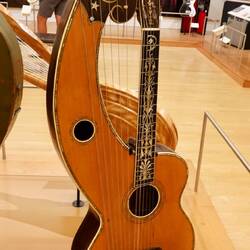 Halb Guitare, halb Harfe