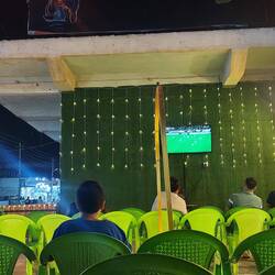 In der Shisha Bar ist alles für das abendliche Fußballspiel vorbereitet